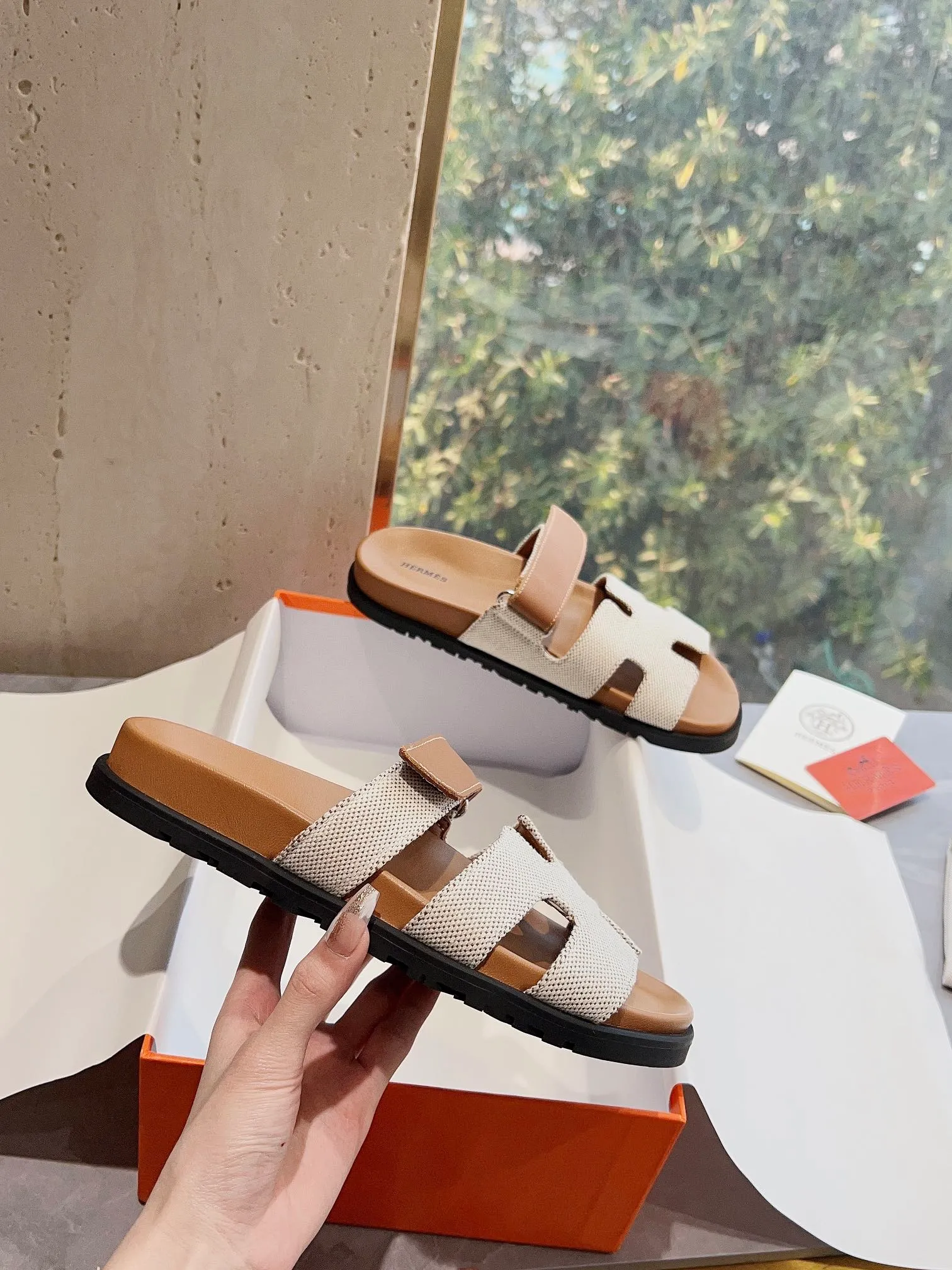 👟👟Ex-factory price 440👟👟 (Top version) H family 2024 spring and summer new style HERMES Hermes' recently popular couple's shoes, pig nose angle sandals and slippers, paired with various colorful socks, very trendy. Upper lining: imported original leather. Outsole: non-slip and wear-resistant outsole. Size: female 35-42 (40/42 non-returnable and non-exchangeable) Men’s size: 39-45 (45 is non-refundable and non-exchangeable)
